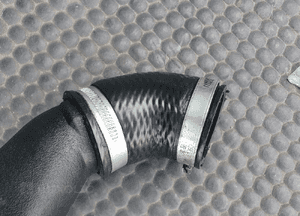 Rura 8D0145840S 3B0145834E Przewod Powietrza Kolanko Kruciec 1.9 TDI Audi A4 B5 B6 VW Passat B5 16