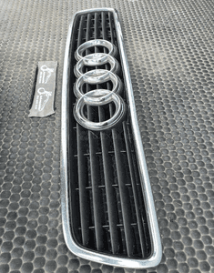 Atrapa Atrapka Gril 8D0853651E 8D0853651J Maski Ramka Chrom Znaczek AUDI A4 B5 3