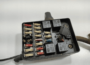 SKRZYNKA BEZPIECZNIKÓW PRZEKAŹNIKÓW OBUDOWA BMW 7 E23 1977-1986 5